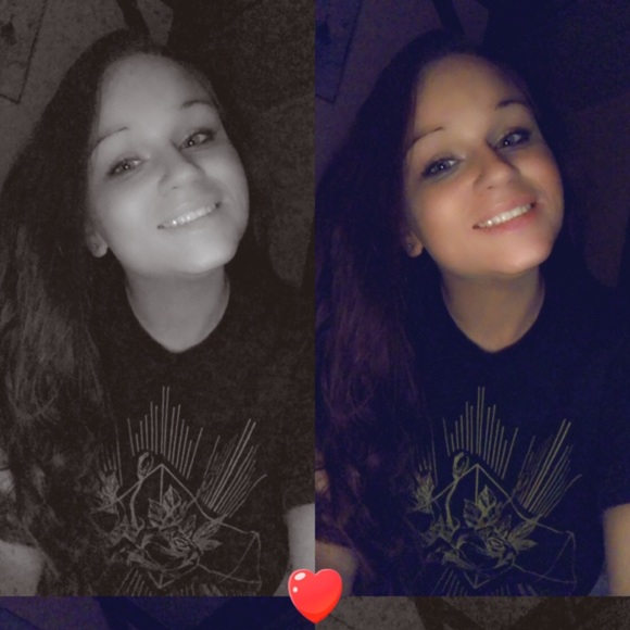 Meet your Posher, Kimberly ๐ฎ๐ - Picture 3 of 3